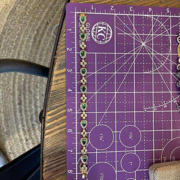 Jacqueline Kennedy Camrose & Kross JBK Gold Tone & Faux Emerald Bracelet 8” Box - Picture 7 of 11